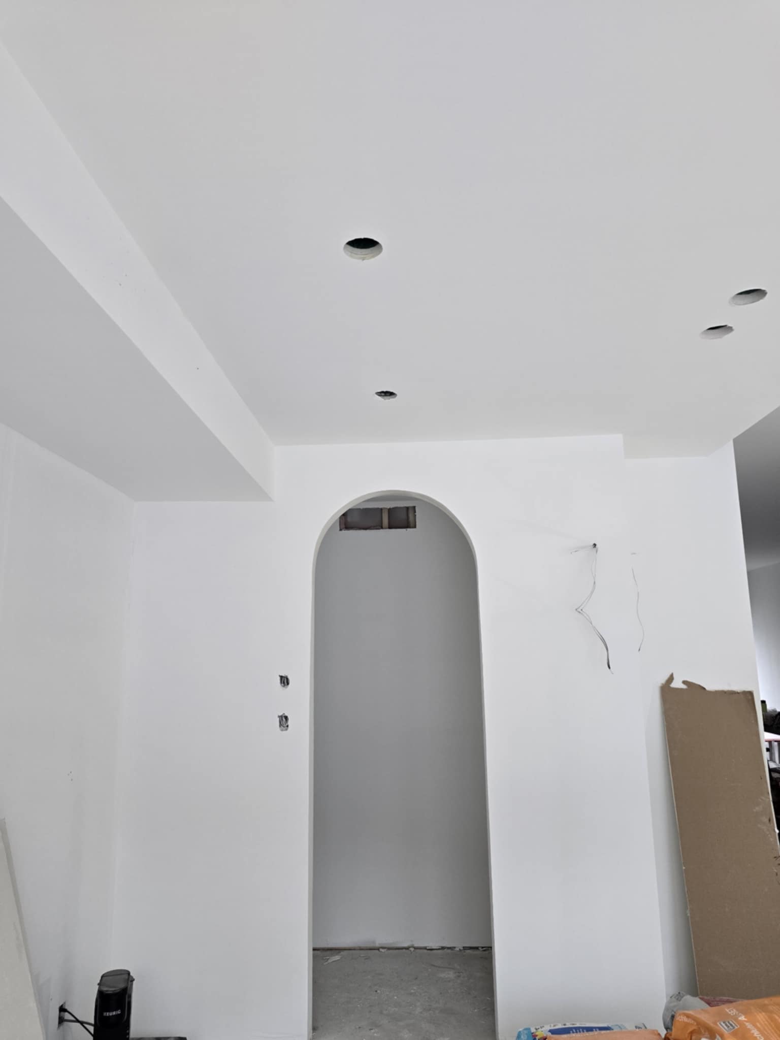 Pièce avec murs apprêtés et plafond entièrement peint