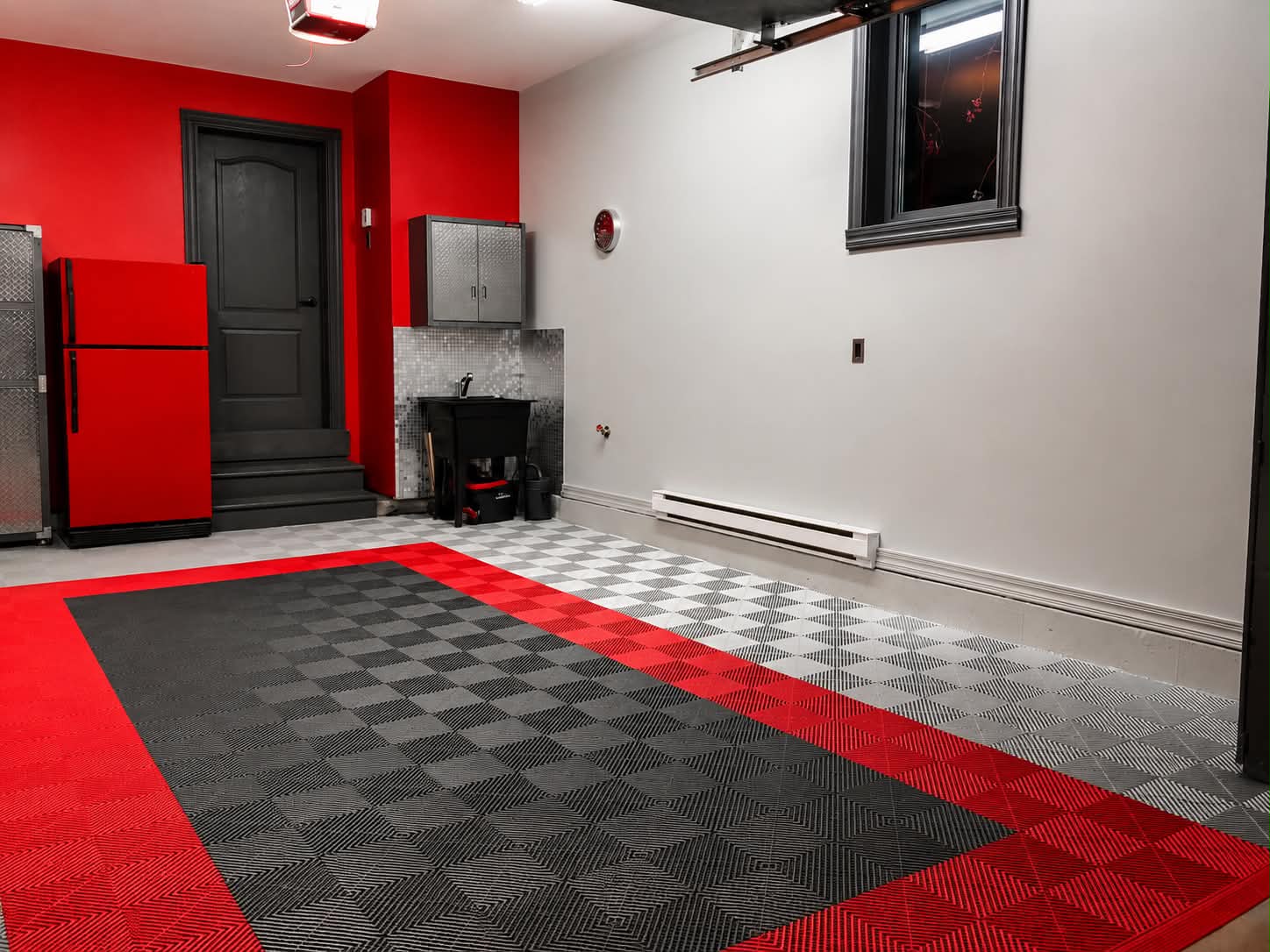 Garage fini en rouge, noir et gris