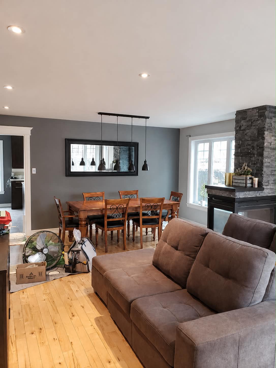 Salon et salle à manger repeints dans un gris moderne