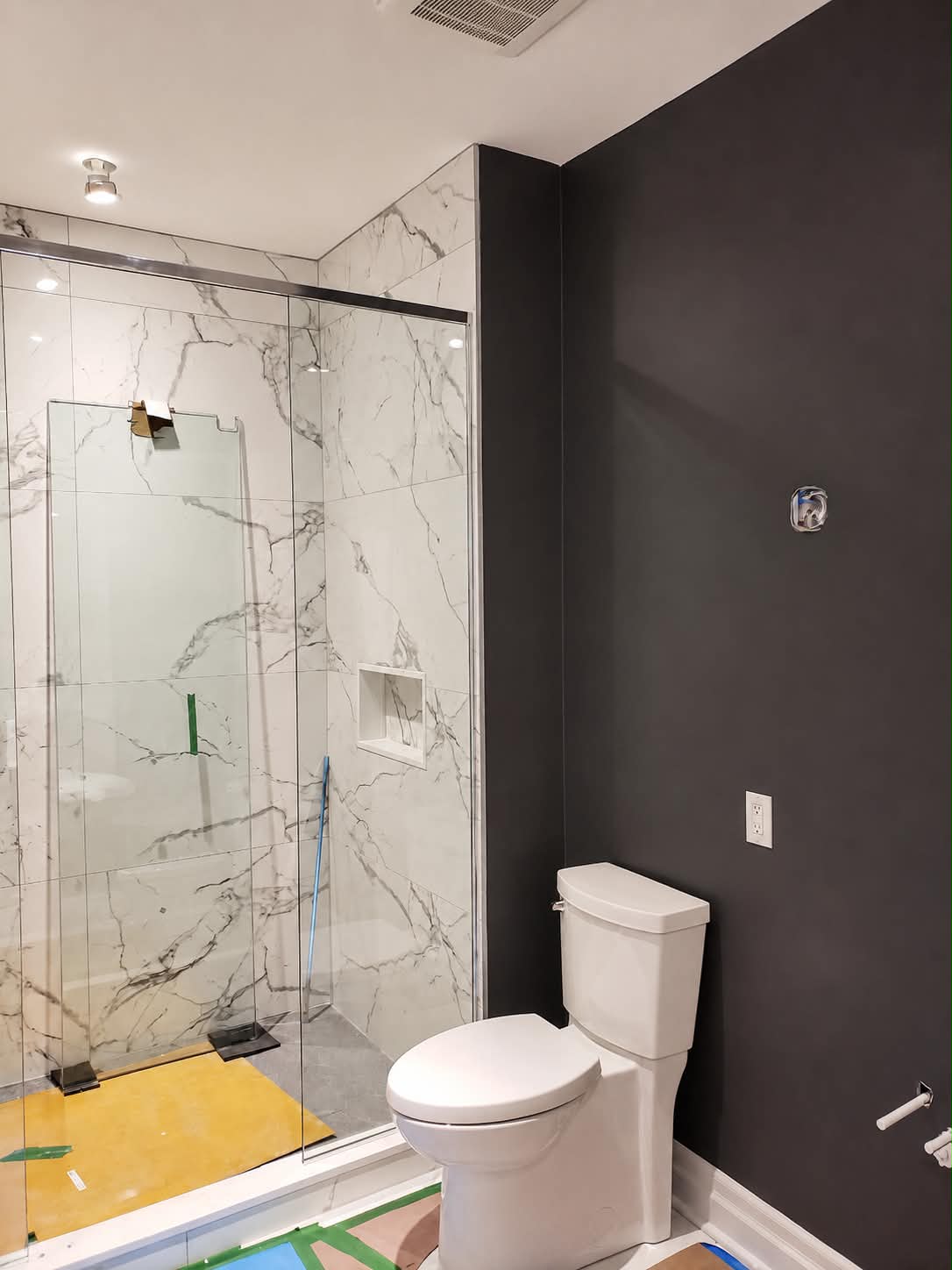 Salle de bain avec mur charbon et douche en marbre