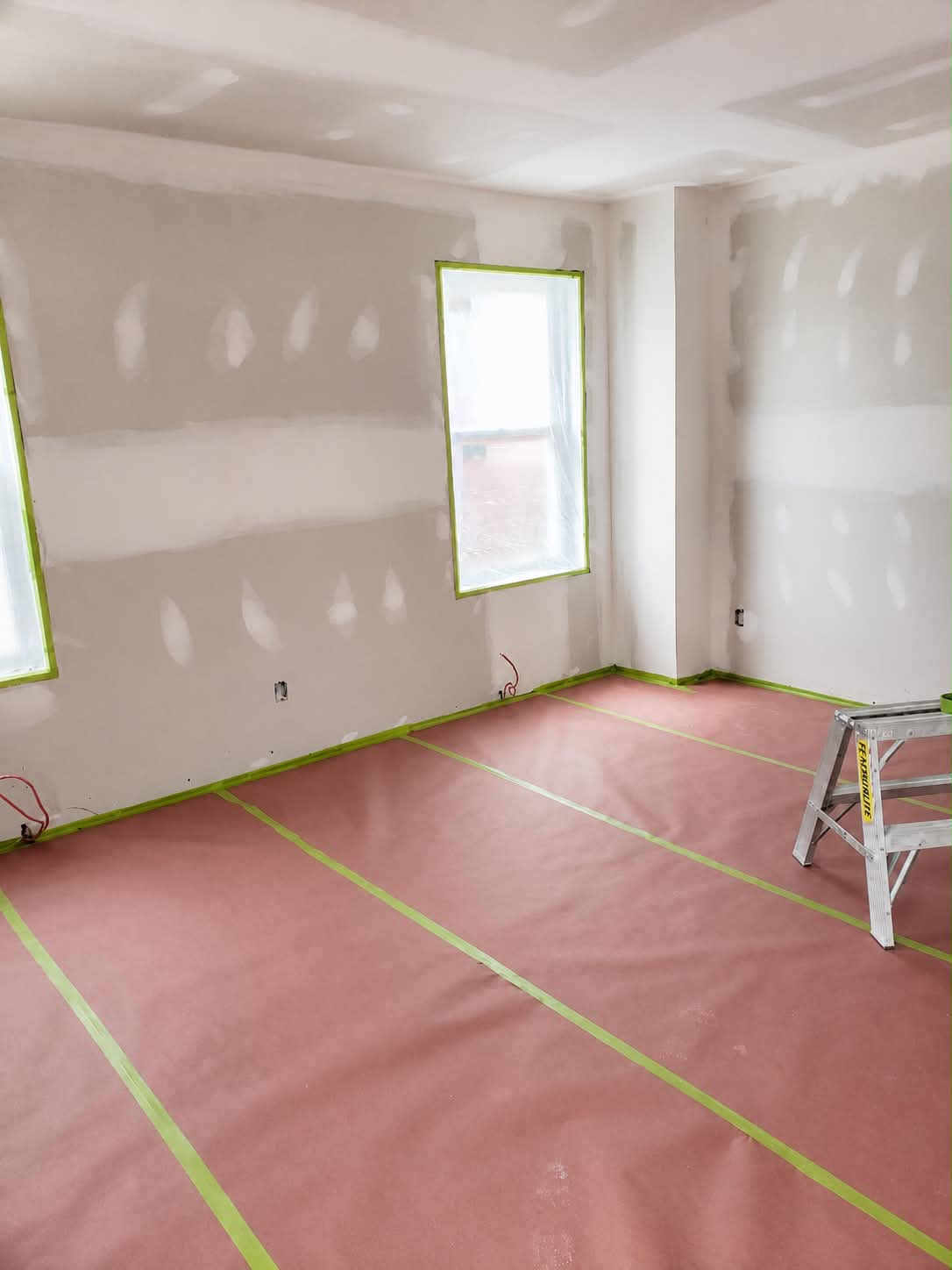 Pièce protégée et préparée avant les travaux de peinture
