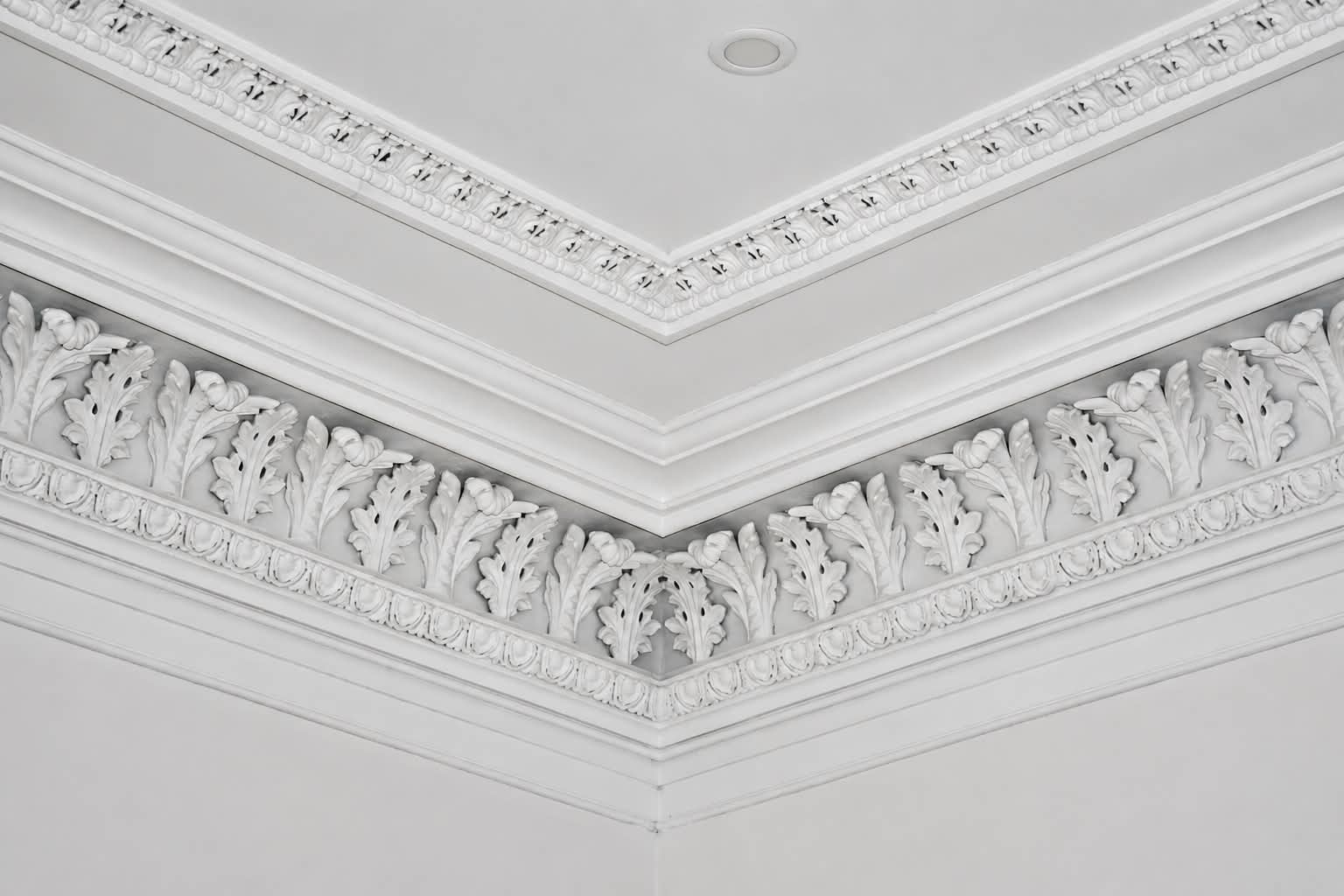 Moulures architecturales blanches finement peintes