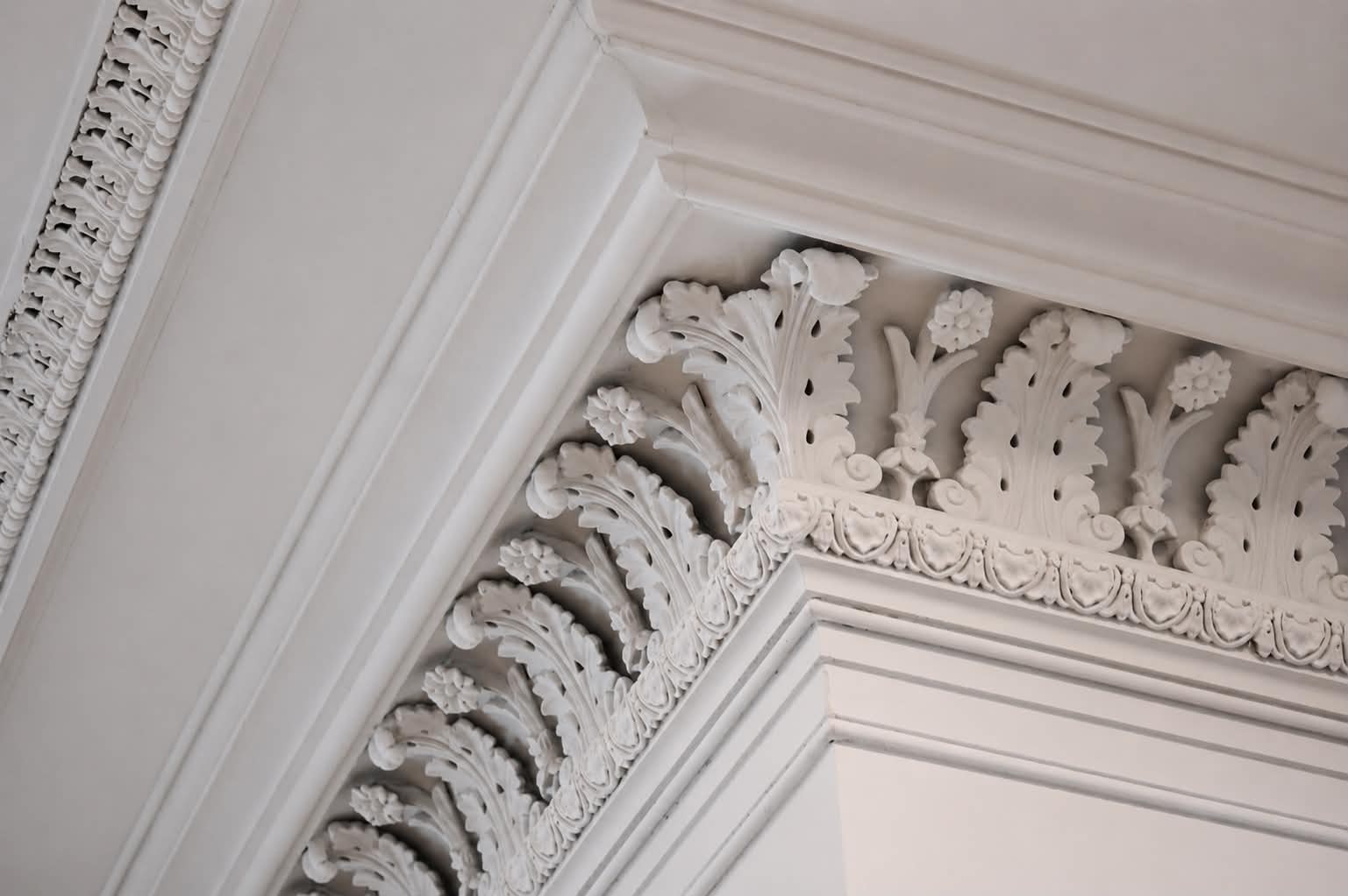 Détail de moulures décoratives restaurées et peintes